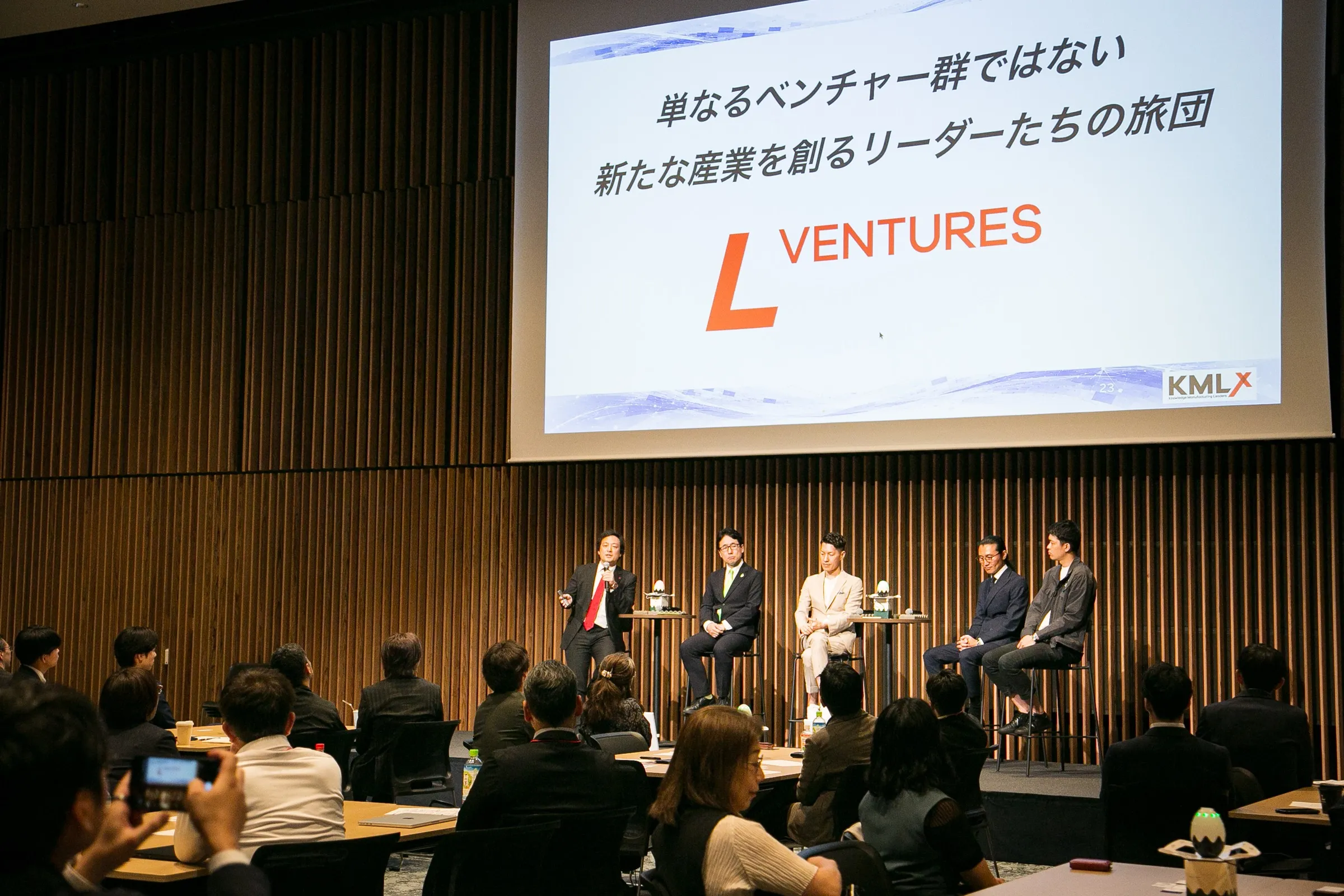 KMLx 2026で、L VENTURESのスライドを背景に登壇者が15か条を語るセッション