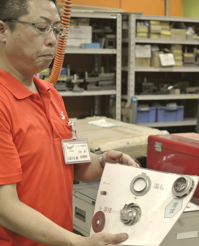 ものづくりの現場で部品を確かめる作り手