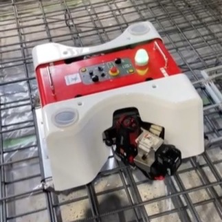 建設現場の配筋上で作業する職人と建設ロボット